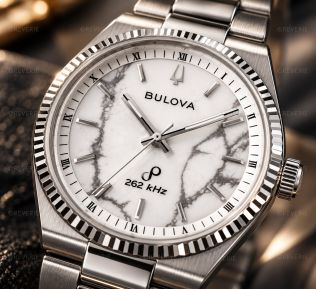Bulova herreklokke i stål med hvit marmorert urskive og safirglass i 35mm