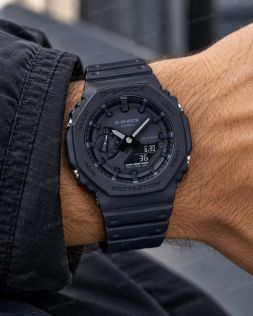 Svart Casio G-Shock herreklokke med åttekantet design og analog-digital visning i 45mm 