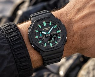 Svart Casio G-Shock herreklokke med turkise detaljer og analog-digital visning i 45mm 