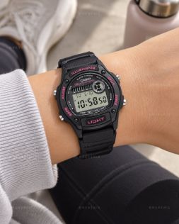 Svart Casio Illuminator digitalklokke med rosa detaljer og automatisk lys i 37mm