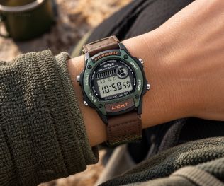 Casio digitalklokke med grønne detaljer og brun skinn- og stoffrem i 37mm