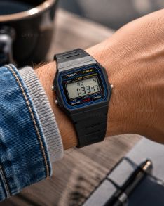 Casio retro digital unisex klokke med klassisk 1989-design og syv års batterilevetid