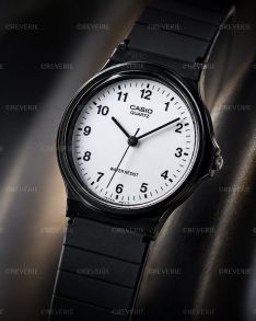 Hvit analog Casio klokke med svart resin kasse 34mm 