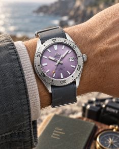 Orient automatisk klokke med lilla urskive, grå skinnrem og safirglass, 40mm 