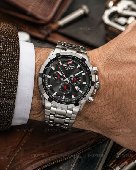 Swiss Alpine Military herrekronograf i stål med svart urskive og safirglass 46mm