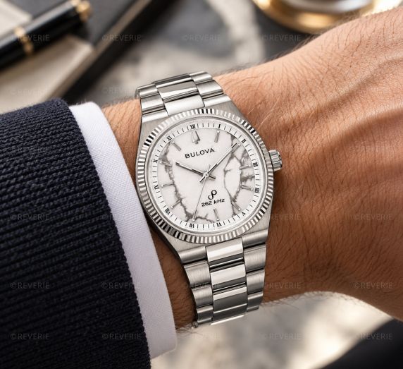 Bulova herreklokke i stål med hvit marmorert urskive og safirglass i 35mm