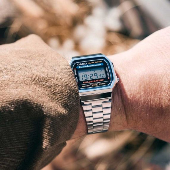 Retro digital klokke i stål med klassisk utseende | A168WA-1YES
