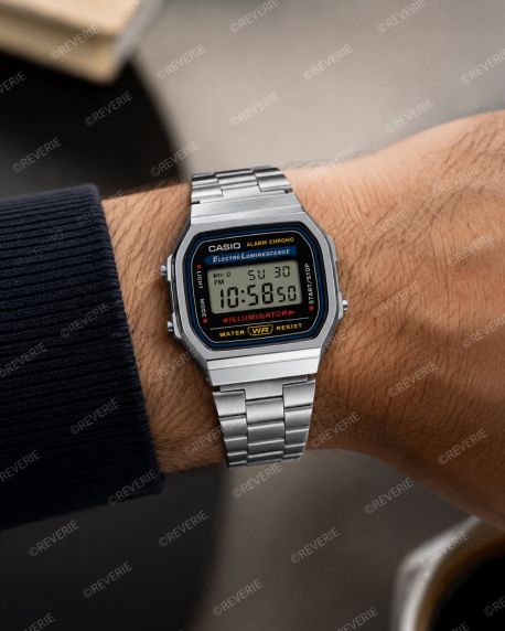 Retro digital klokke i stål med klassisk utseende