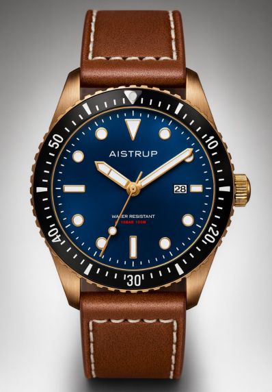 Maritim-inspirert herreur i messing med blå urskive, sort bezel og håndlaget brun lærrem i vintage design | AIW8502