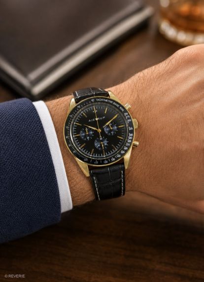 Aistrup AIW8701 Classic Sapphire Chronograph herreur med svart urskive og gulldetaljer | AIW8701