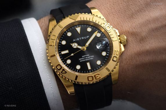 Aistrup sporty herreur med sort urskive, gulltonet dreielunette og sort gummirem | AIW8804