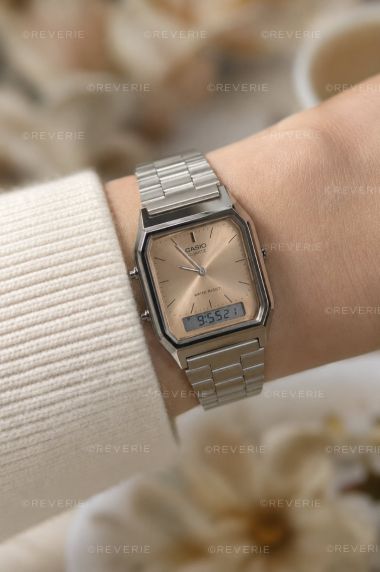 Vintage Casio gullfarget digital-analog klokke med dobbel skjerm og solstråleskive