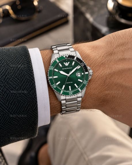 Emporio Armani herreklokke i stål med grønn urskive og dykkerinspirert bezel i 42mm