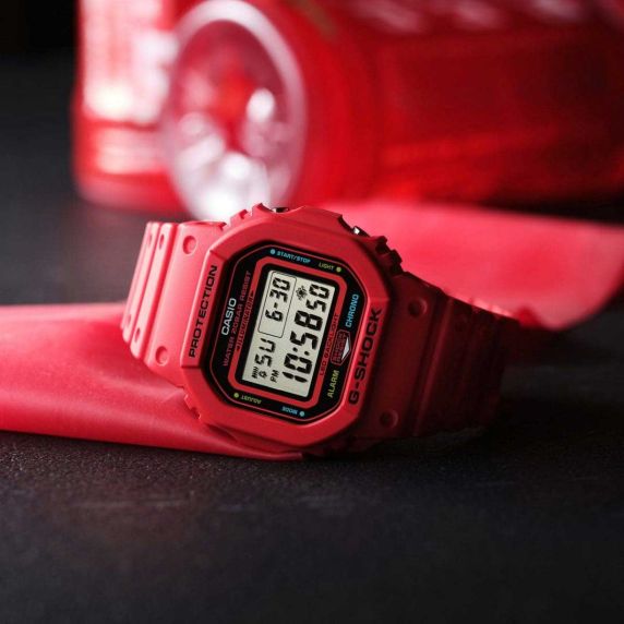 Rød G-SHOCK Energy Pack digital klokke med lynskjermdesign | DW-5600EP-4ER