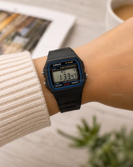 Casio retro digital unisex klokke med klassisk 1989-design og syv års batterilevetid