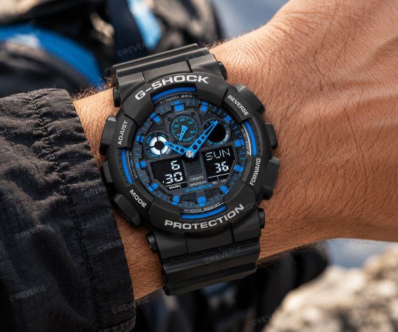 Svart Casio G-Shock herreklokke med blå detaljer og analog-digital visning i 51mm