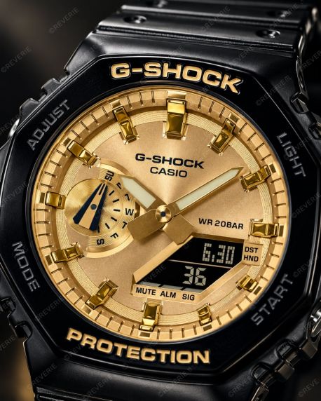 Casio herreklokke med dual display, svart resinrem og gyllen urskive i 45mm