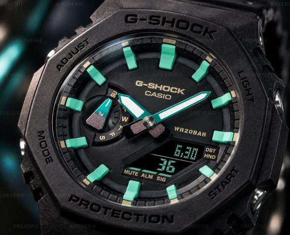 Svart Casio G-Shock herreklokke med turkise detaljer og analog-digital visning i 45mm