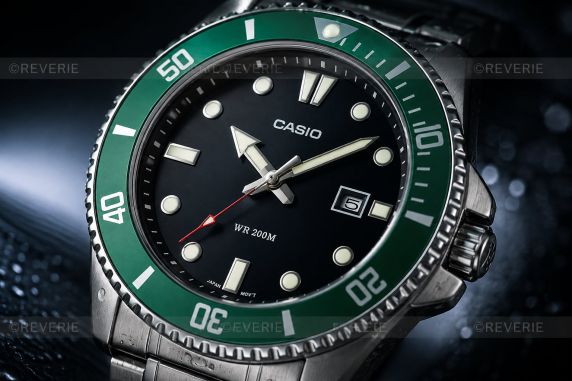 Casio herreklokke i stål, vanntett 200M, svart urskive med grønn enveis dreibar bezel 46mm