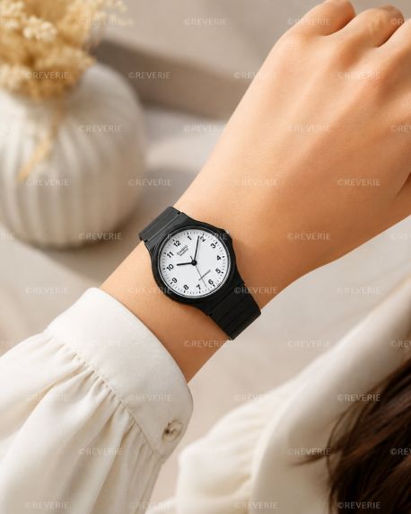Hvit analog Casio klokke med svart resin kasse 34mm