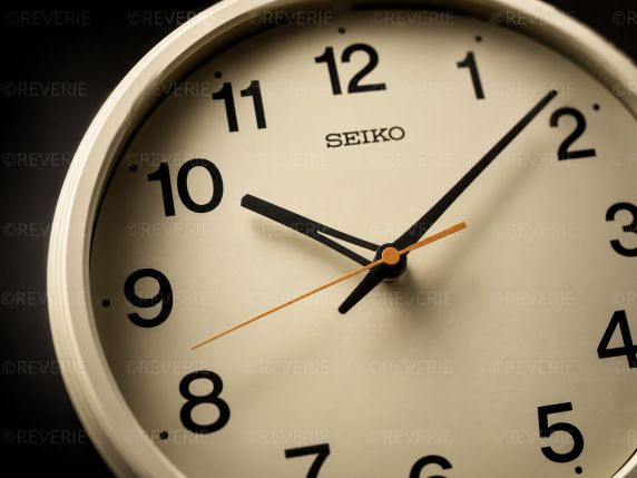 Seiko kremfarget veggklokke med sekundviser (kan høres tett på) 30x5cm