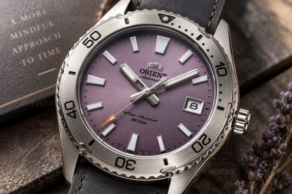 Orient automatisk klokke med lilla urskive, grå skinnrem og safirglass, 40mm