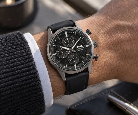 Seiko herreklokke i karbon-titan med kronograf 41mm