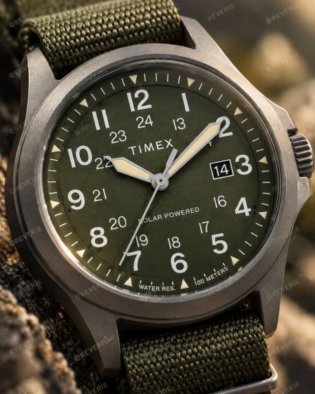 Timex herreklokke i gunmetal med solenergi, grønn NATO-rem og safirglass i 41mm