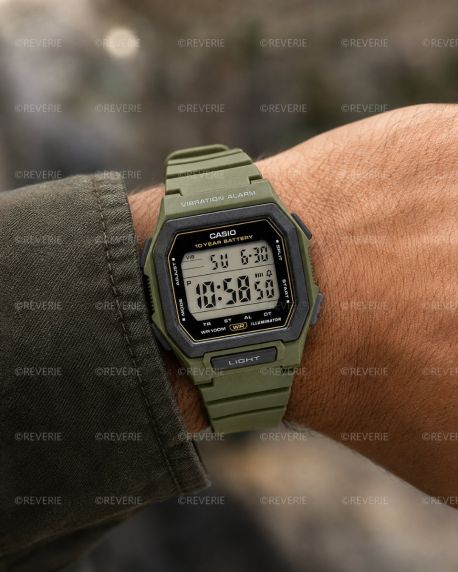 Grønn Casio digitalklokke med firkantet design og vibrasjonsalarm i 42mm